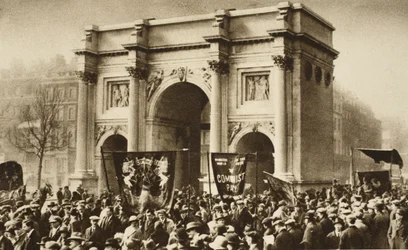 Berittene Polizei eskortiert eine Prozession von Kommunisten am Marble Arch